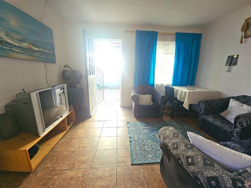 Fully enclosed three bedroom house - Photo 8