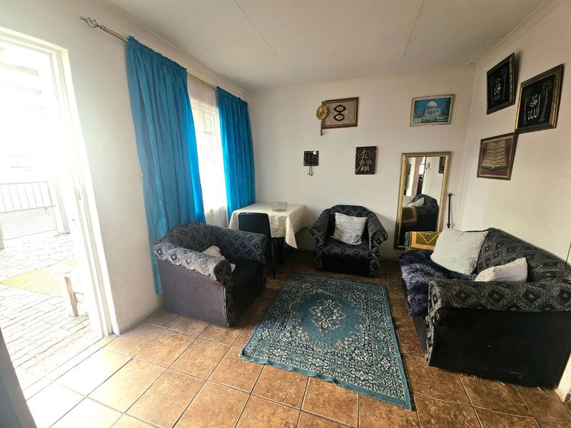 Fully enclosed three bedroom house - Photo 7