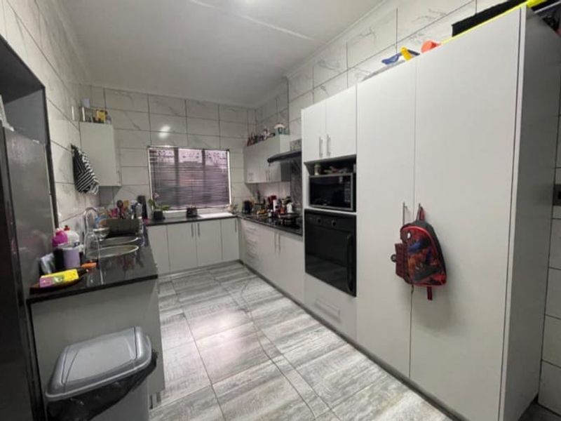 3 Bedroom House for Sale in Pretoria Gardens - Photo 3