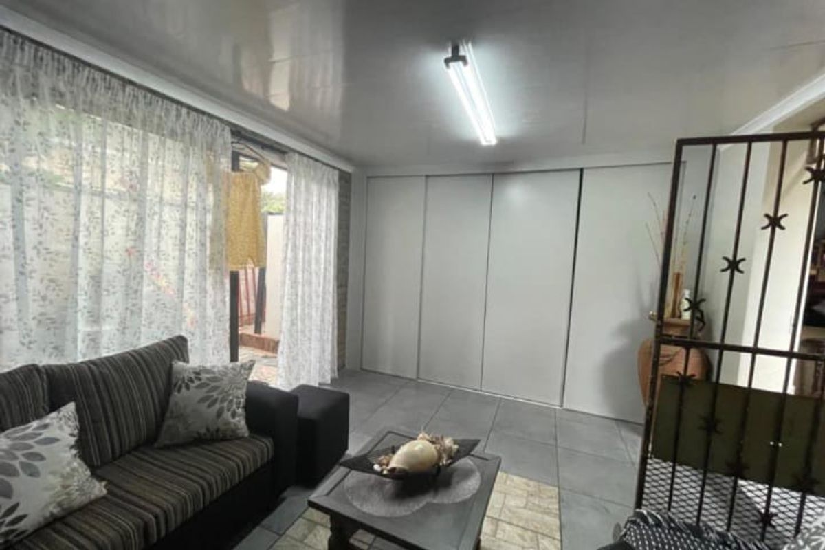 3 Bedroom House for Sale in Pretoria Gardens - Photo 5