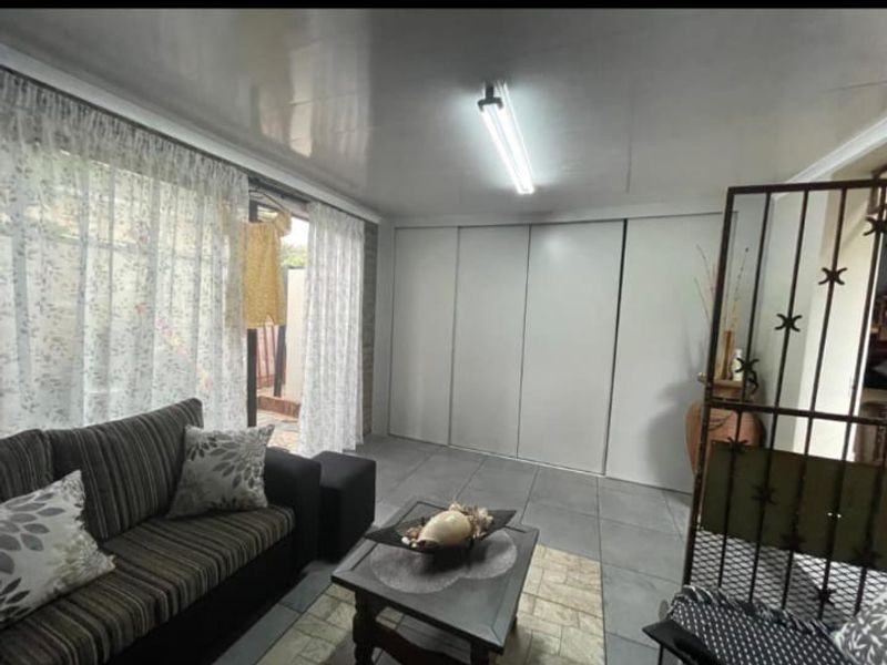 3 Bedroom House for Sale in Pretoria Gardens - Photo 5