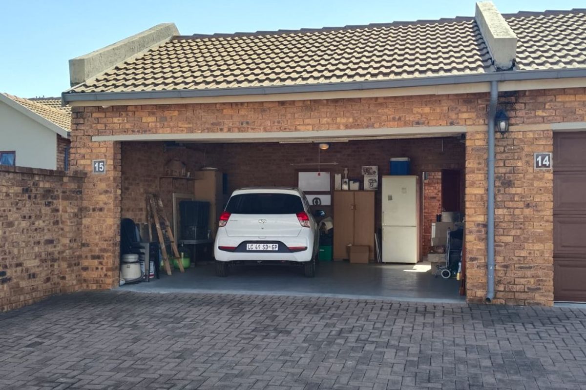 Discover this secure and charming simplex in Stone Arch, Bartlett - Photo 4