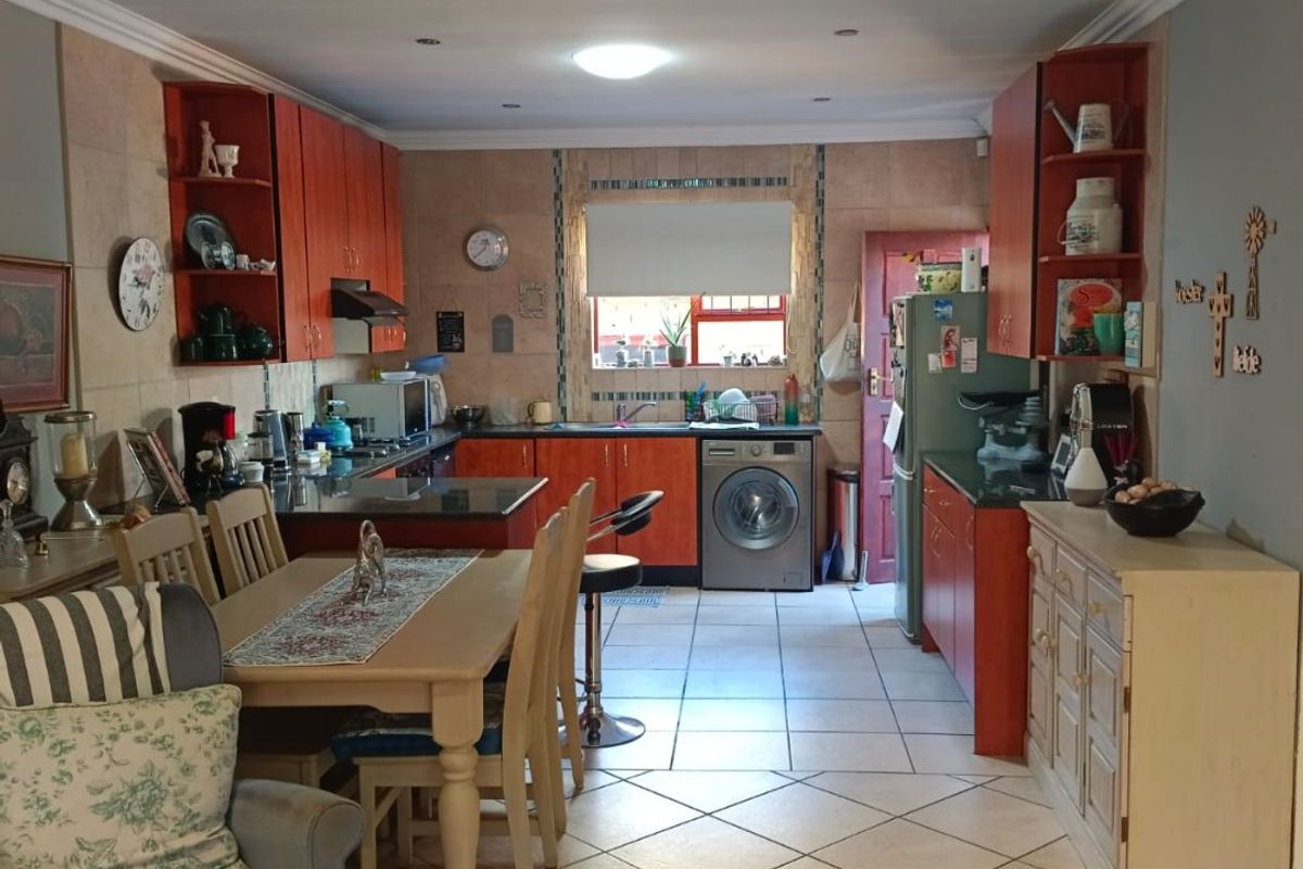 Discover this secure and charming simplex in Stone Arch, Bartlett - Photo 5