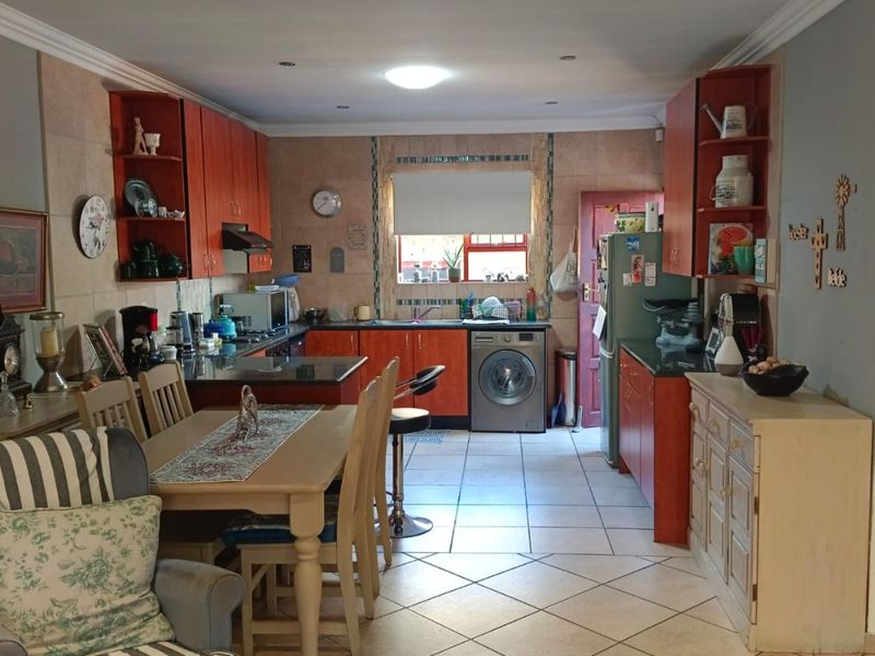 Discover this secure and charming simplex in Stone Arch, Bartlett - Photo 5