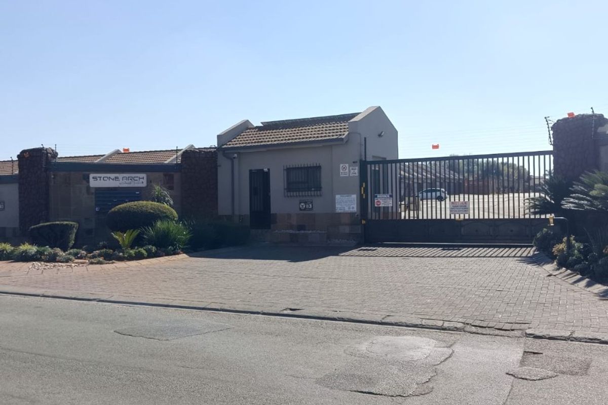 Discover this secure and charming simplex in Stone Arch, Bartlett - Photo 2