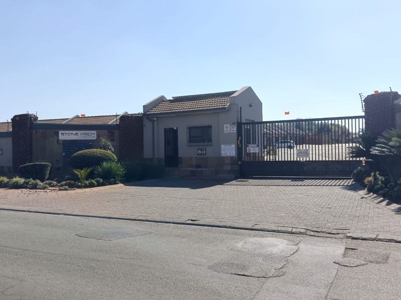 Discover this secure and charming simplex in Stone Arch, Bartlett - Photo 2