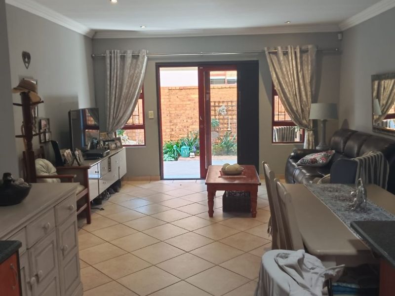 Discover this secure and charming simplex in Stone Arch, Bartlett - Photo 6