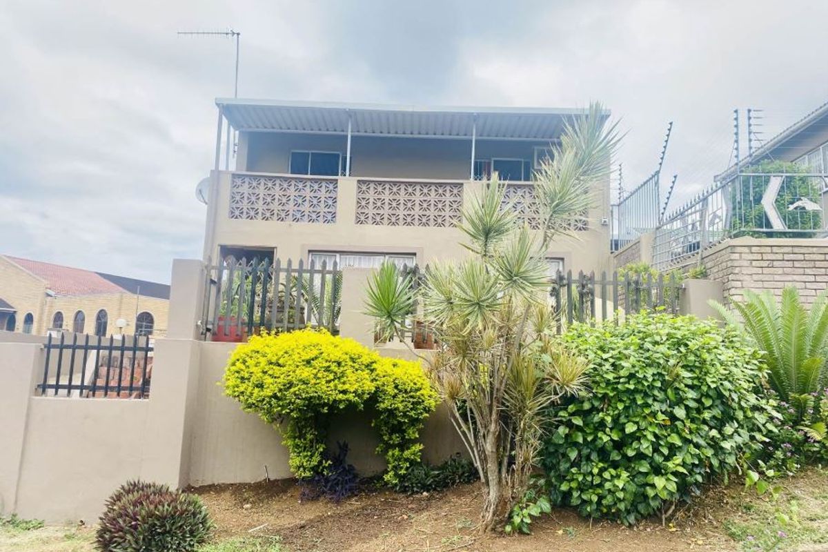 Spacious Double-Storey Family Home in Castle Hill with Multi-Functional Layout and Rental Income Potential - Photo 2