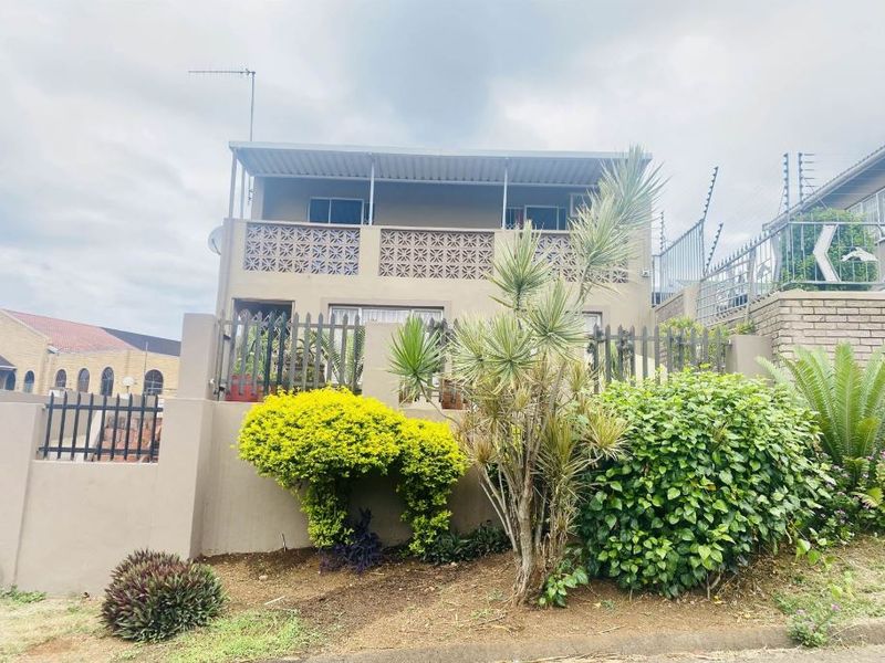 Spacious Double-Storey Family Home in Castle Hill with Multi-Functional Layout and Rental Income Potential - Photo 2