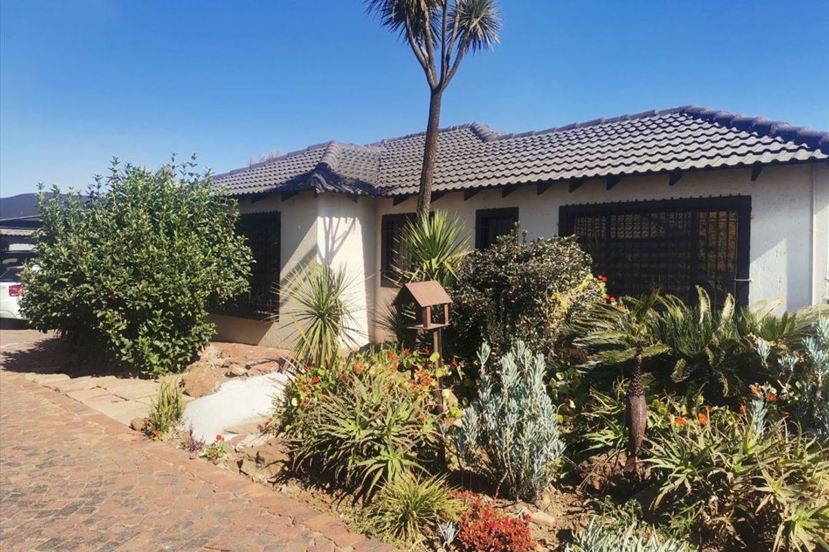 Property Overview: Spacious Family Home with Ample Amenities - Photo 3