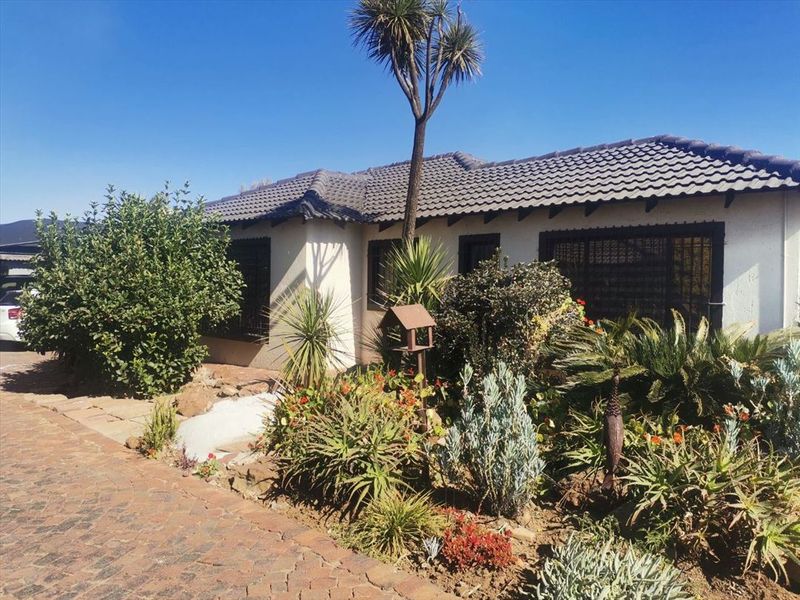 Property Overview: Spacious Family Home with Ample Amenities - Photo 3