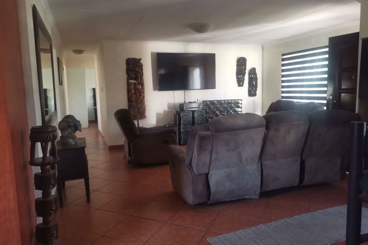 Property Overview: Spacious Family Home with Ample Amenities - Photo 2