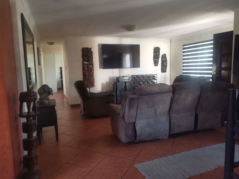 Property Overview: Spacious Family Home with Ample Amenities - Photo 2