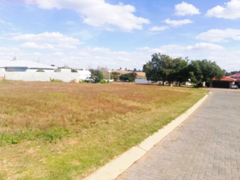 Spacious Freehold Stand in a Prestigious Golfing Estate on the Banks of the Vaal Dam - Photo 5