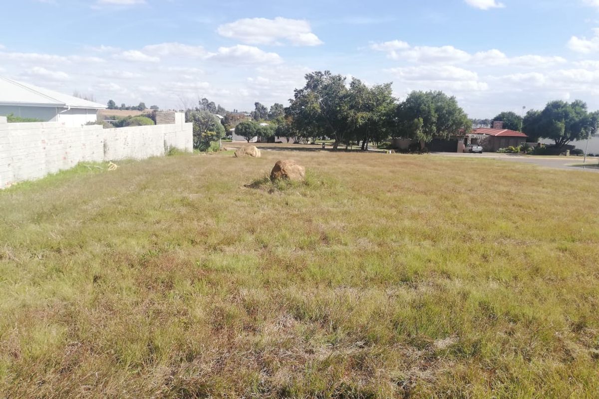 Spacious Freehold Stand in a Prestigious Golfing Estate on the Banks of the Vaal Dam - Photo 2