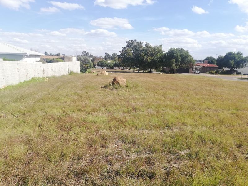 Spacious Freehold Stand in a Prestigious Golfing Estate on the Banks of the Vaal Dam - Photo 2