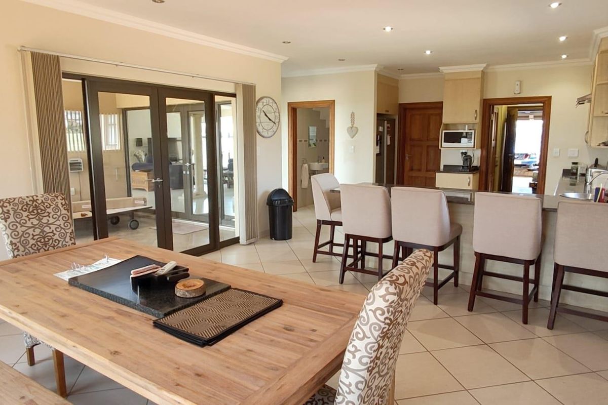 Modern Family Home with Excellent Amenities - Photo 5