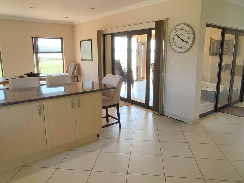 Modern Family Home with Excellent Amenities - Photo 4