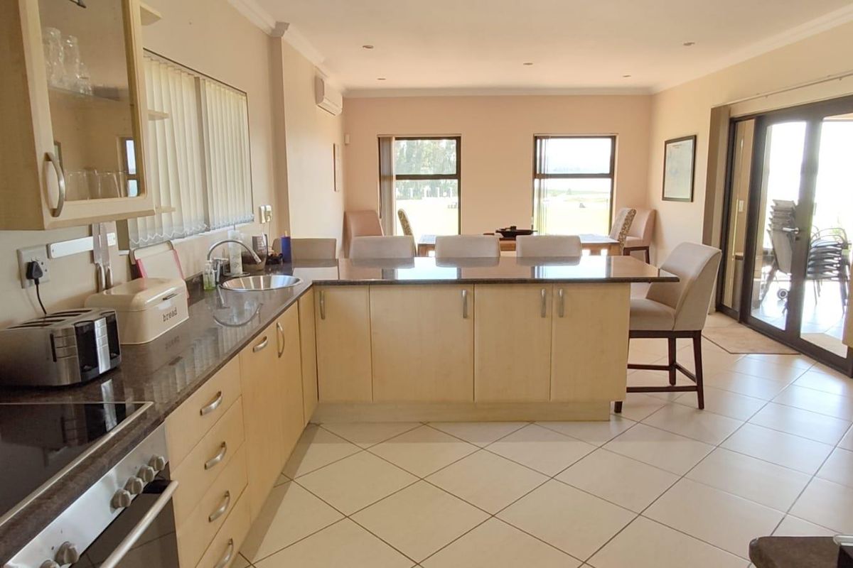 Modern Family Home with Excellent Amenities - Photo 3