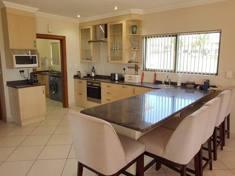 Modern Family Home with Excellent Amenities - Photo 2