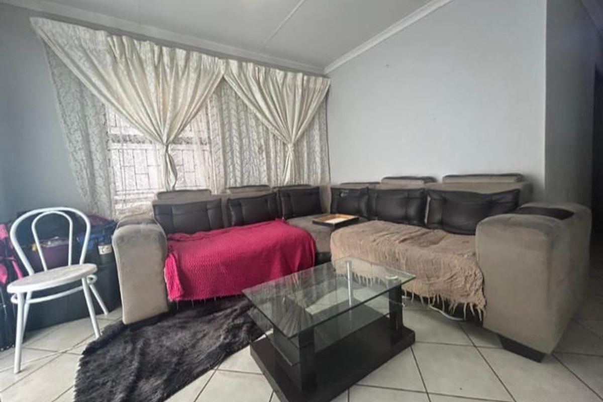 3 Bedroom House For Sale in Lotus Gardens. - Photo 2