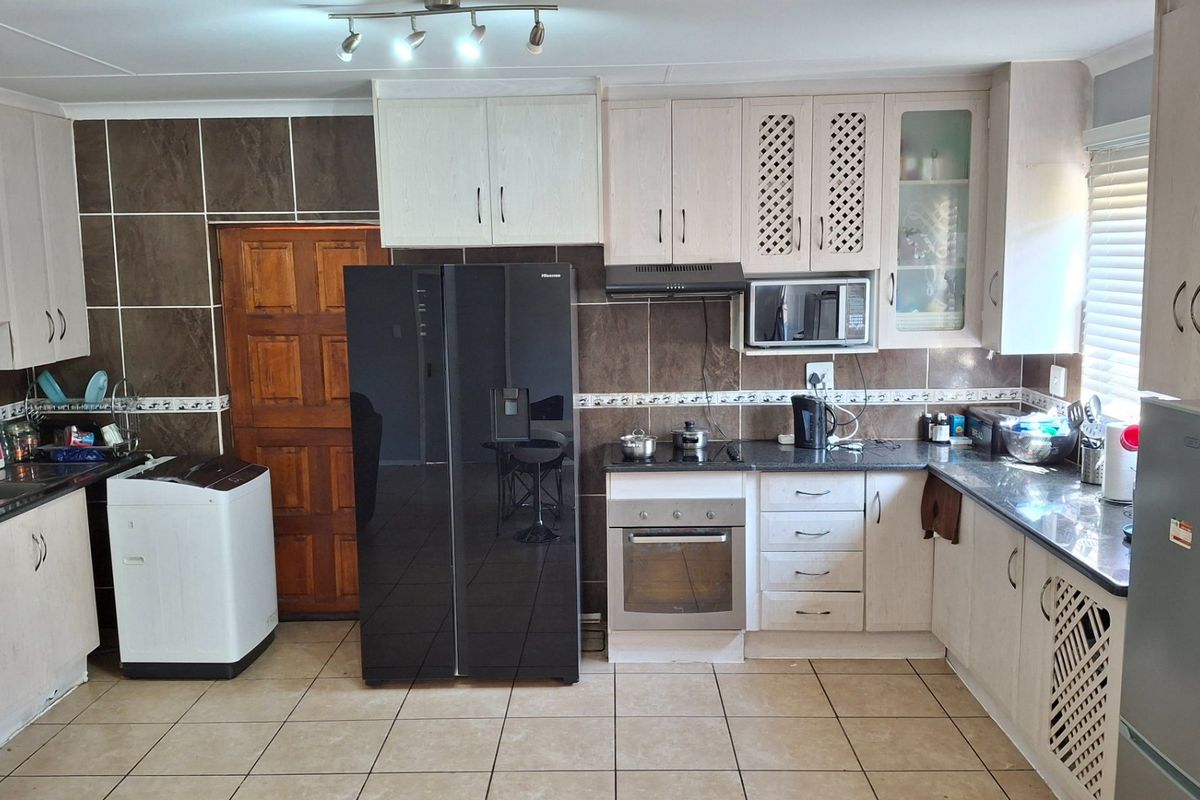 2 BED TOWNHOUSE MORGENHOF GOLF ESTATE - Photo 4