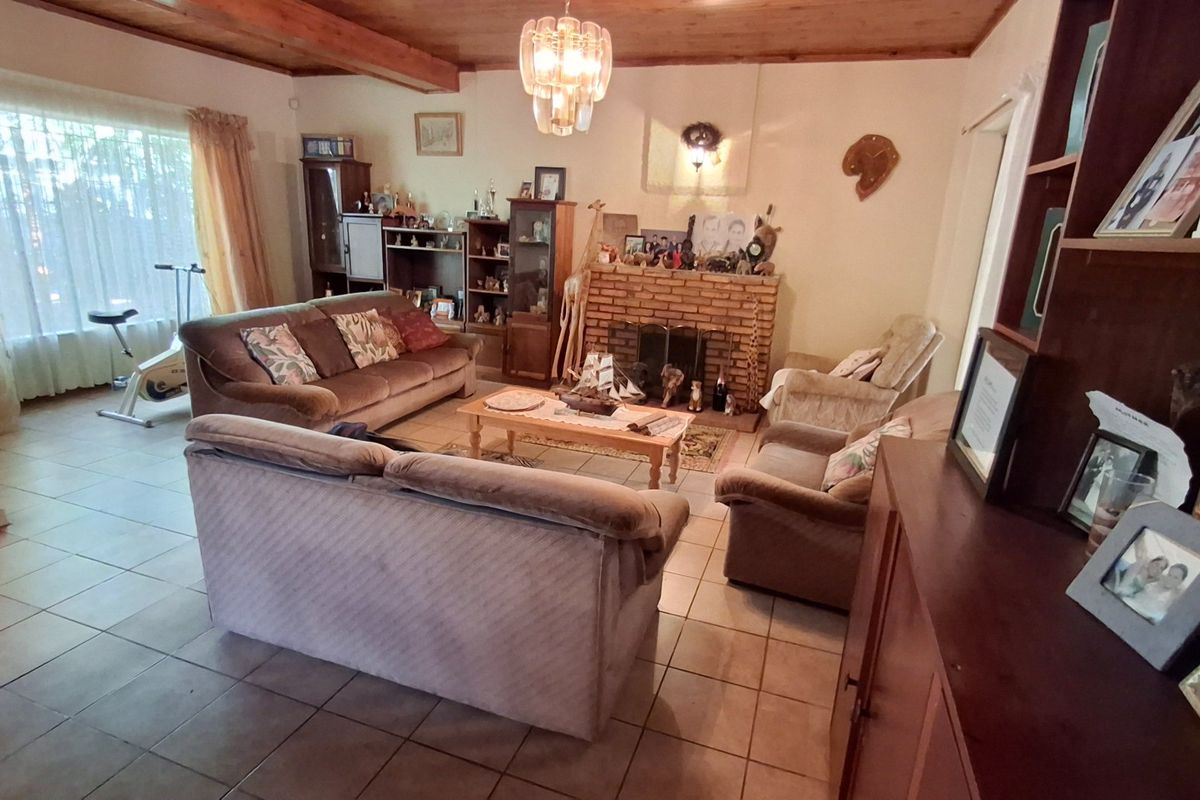 HOUSE WITH POOL AND 2 FLATLETS FOR SALE  - Photo 2