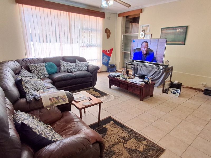 HOUSE WITH POOL AND 2 FLATLETS FOR SALE  - Photo 8