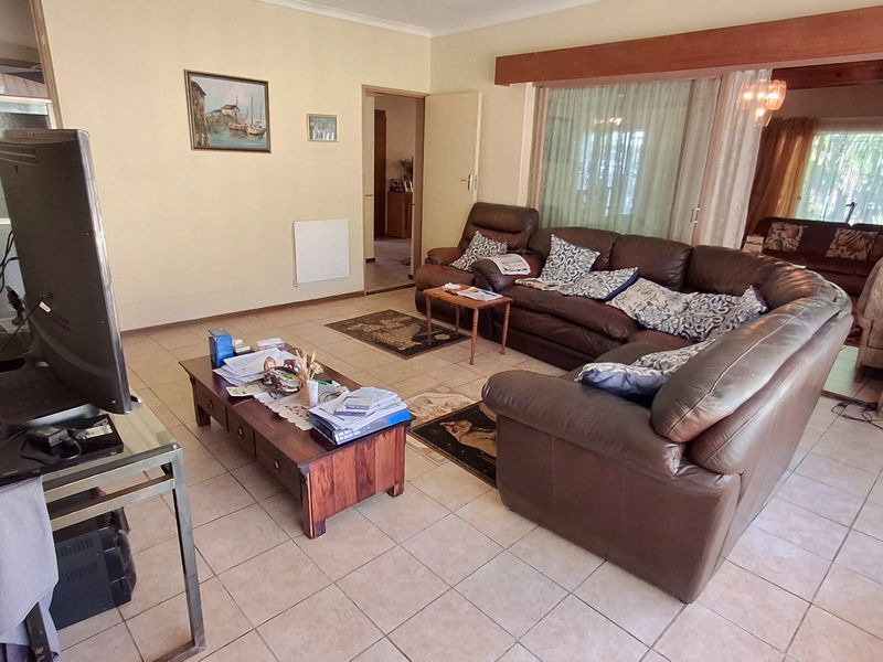 HOUSE WITH POOL AND 2 FLATLETS FOR SALE  - Photo 7