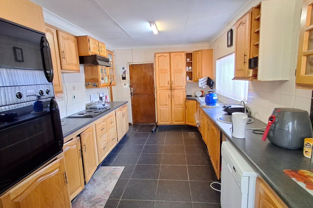 HOUSE WITH POOL AND 2 FLATLETS FOR SALE  - Photo 3