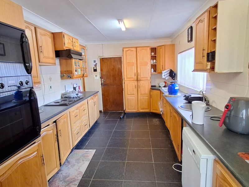 HOUSE WITH POOL AND 2 FLATLETS FOR SALE  - Photo 3