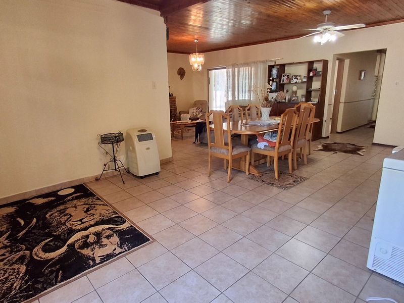 HOUSE WITH POOL AND 2 FLATLETS FOR SALE  - Photo 10