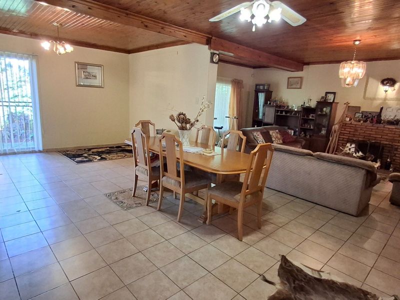 HOUSE WITH POOL AND 2 FLATLETS FOR SALE  - Photo 9