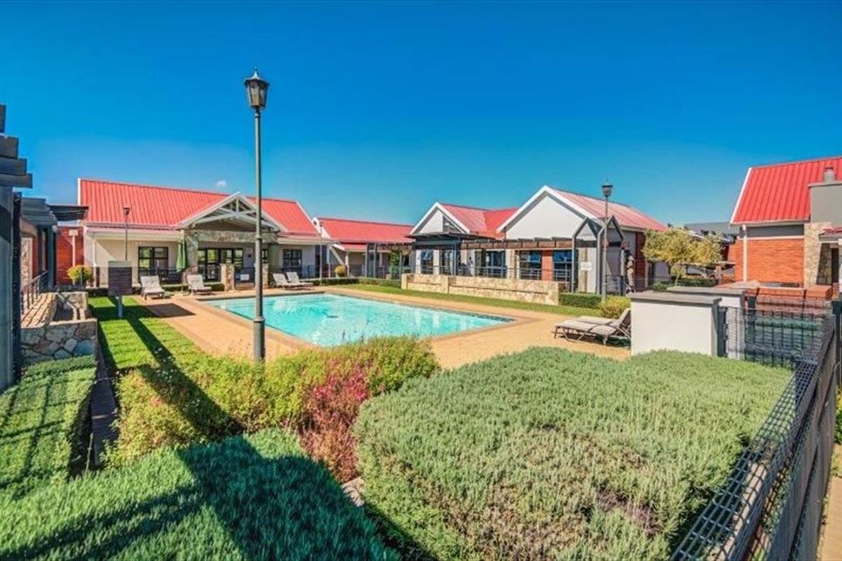 Charming Two-Bedroom Flat with Pool - Photo 3