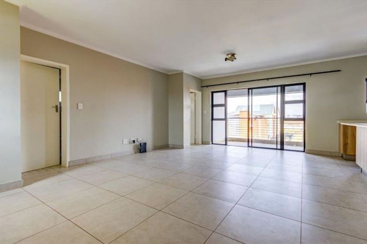 Charming Two-Bedroom Flat with Pool - Photo 2