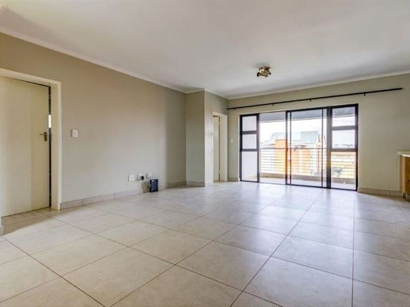 Charming Two-Bedroom Flat with Pool - Photo 2