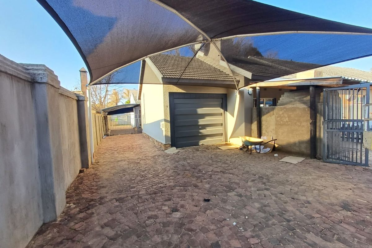 Charming 3 Bedroom Home with 2 Bedroom Flat for Sale in Flamwood! - Photo 2