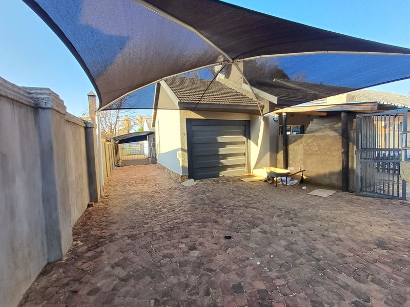 Charming 3 Bedroom Home with 2 Bedroom Flat for Sale in Flamwood! - Photo 2