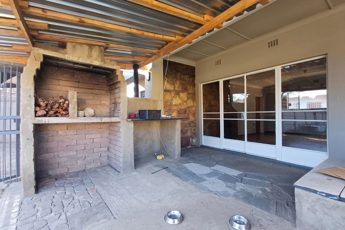 Charming 3 Bedroom Home with 2 Bedroom Flat for Sale in Flamwood! - Photo 3
