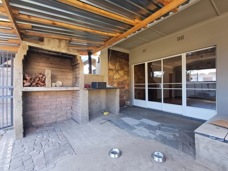 Charming 3 Bedroom Home with 2 Bedroom Flat for Sale in Flamwood! - Photo 3