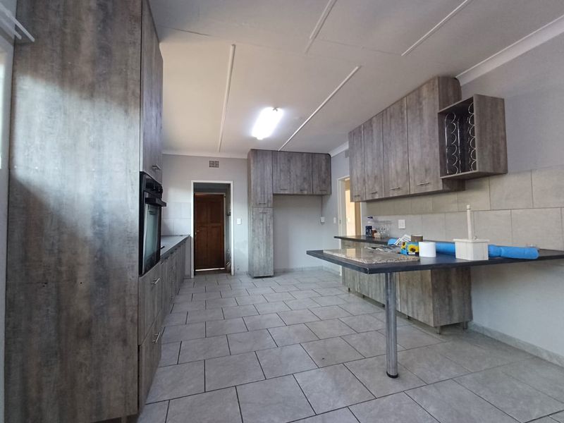 Charming 3 Bedroom Home with 2 Bedroom Flat for Sale in Flamwood! - Photo 8