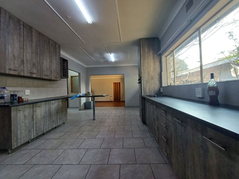 Charming 3 Bedroom Home with 2 Bedroom Flat for Sale in Flamwood! - Photo 9