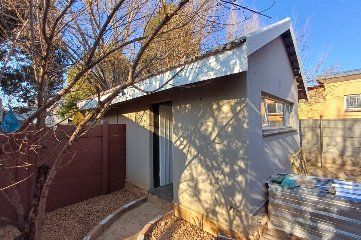 Charming 3 Bedroom Home with 2 Bedroom Flat for Sale in Flamwood! - Photo 5