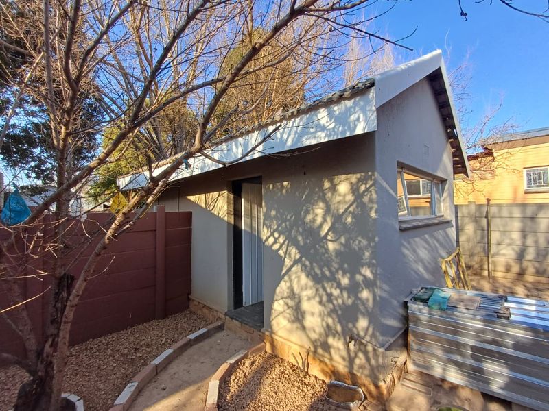 Charming 3 Bedroom Home with 2 Bedroom Flat for Sale in Flamwood! - Photo 5