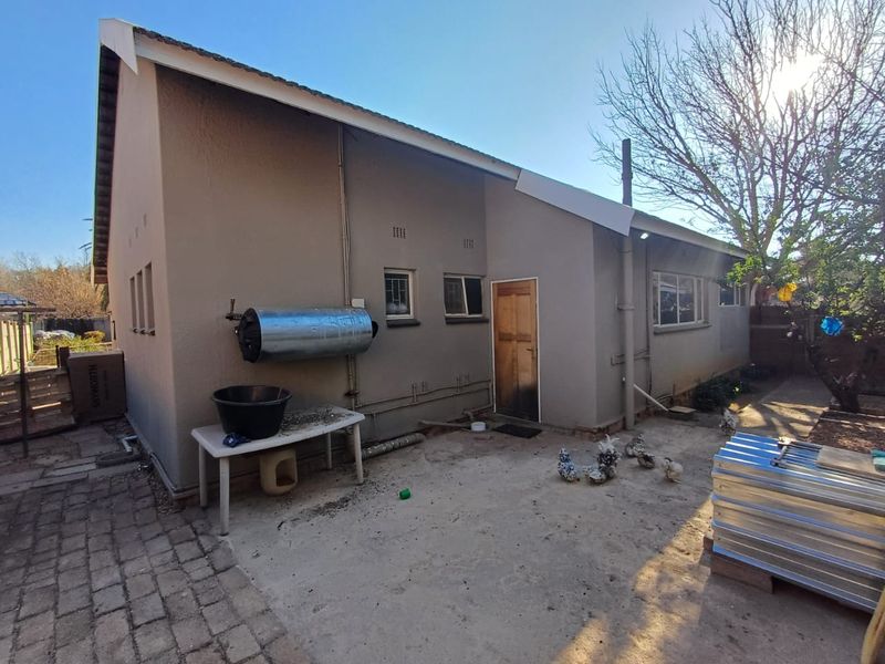 Charming 3 Bedroom Home with 2 Bedroom Flat for Sale in Flamwood! - Photo 6