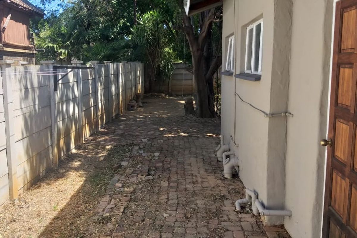 Charming 3 Bedroom Home with 2 Bedroom Flat for Sale in Flamwood! - Photo 4