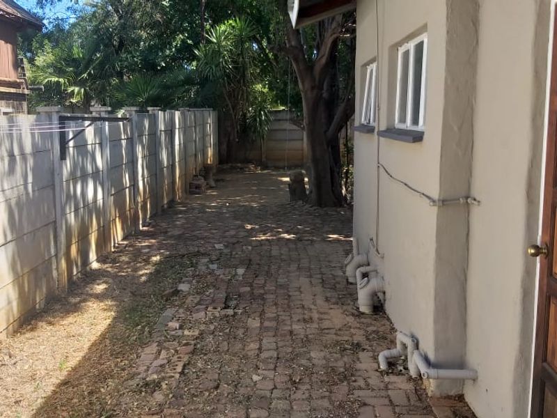 Charming 3 Bedroom Home with 2 Bedroom Flat for Sale in Flamwood! - Photo 4