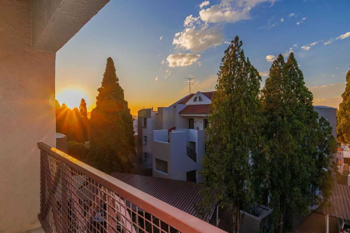 Sunlit Home For Sale In Dowerglen! - Photo 4