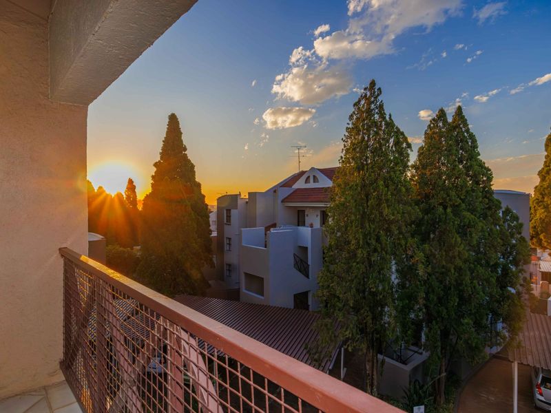 Sunlit Home For Sale In Dowerglen! - Photo 4