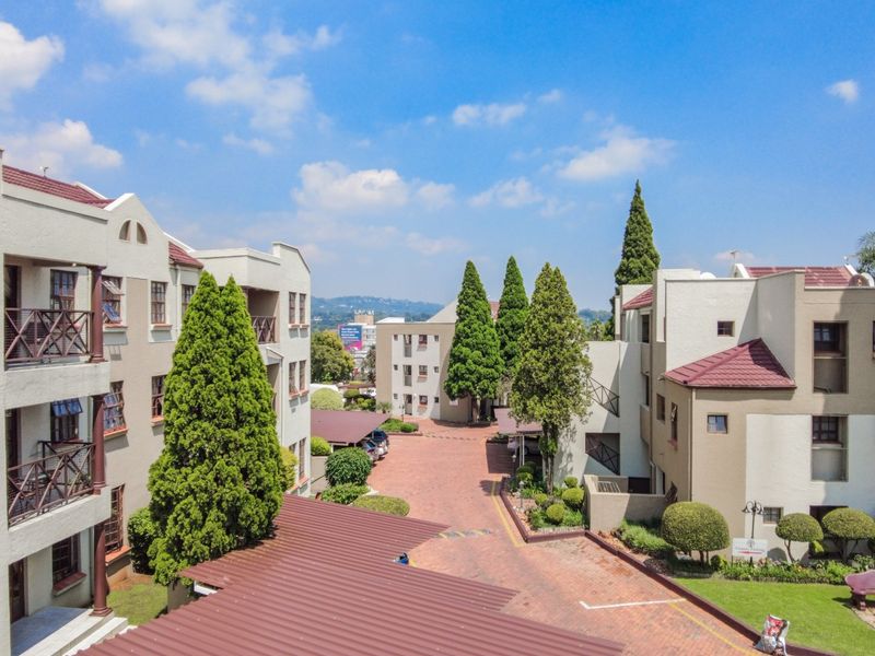 Sunlit Home For Sale In Dowerglen! - Photo 3